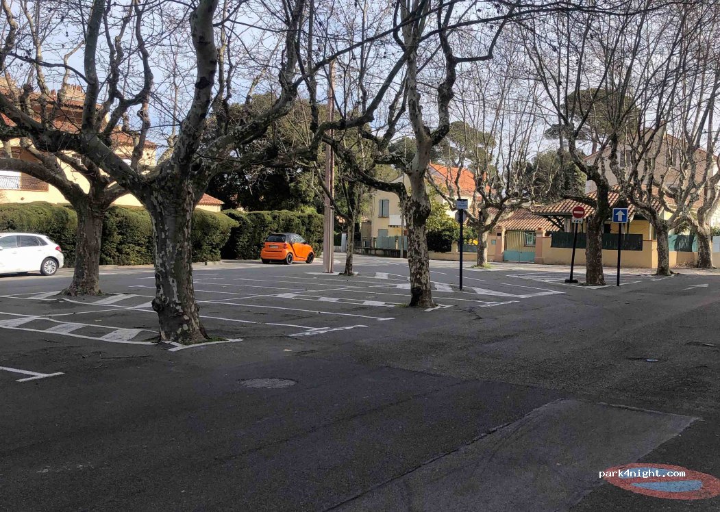 (83370) Fréjus - 214 Avenue Marius Coullet — foto