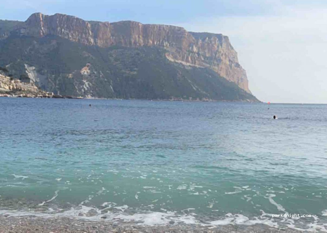 (13260) Cassis - 2 Avenue des Calanques — foto