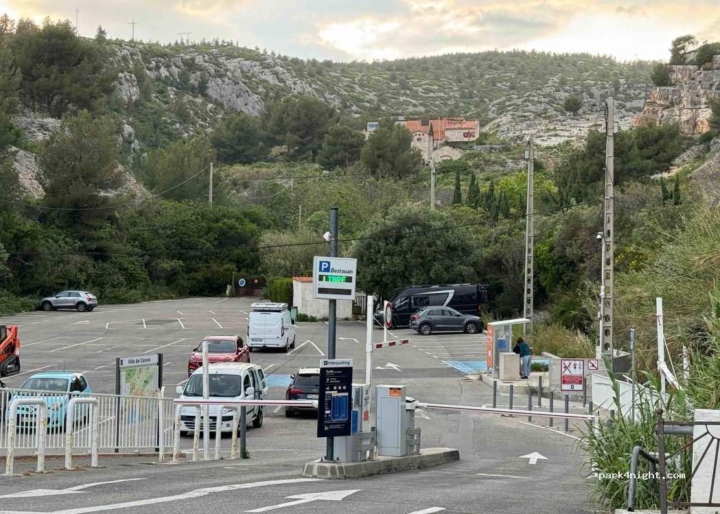 (13260) Cassis - 2 Avenue des Calanques — foto 2