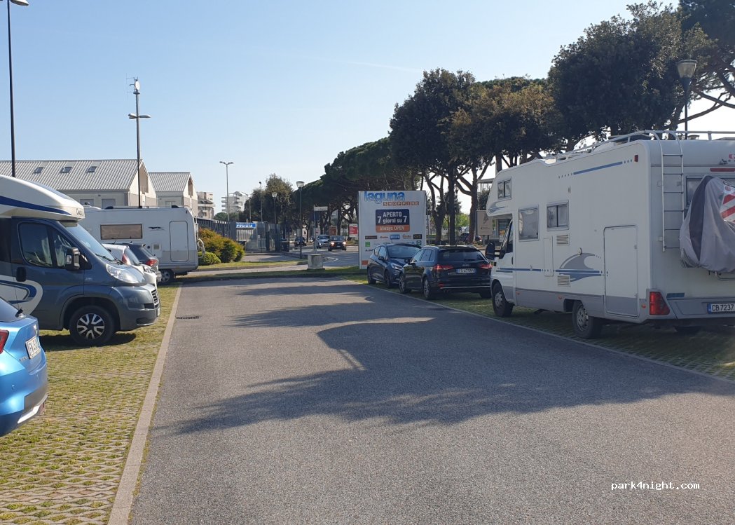 (30016) Lido di Jesolo - 28/29 Piazza Venezia — foto
