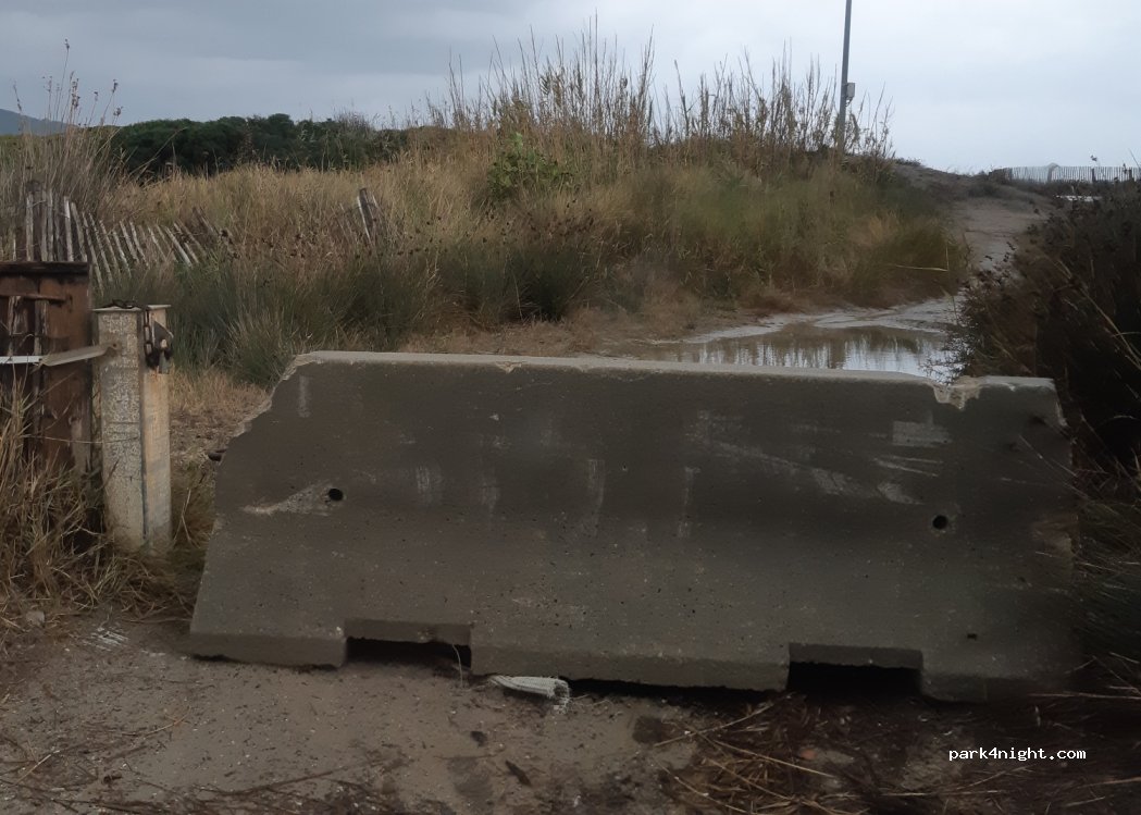 (83400) Hyères - Rte du Sel — foto 2