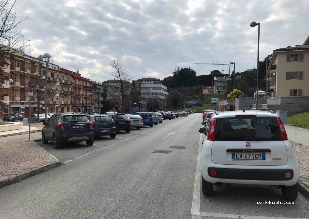 (60025) Loreto - 4 Piazza Luigi Fanini — foto