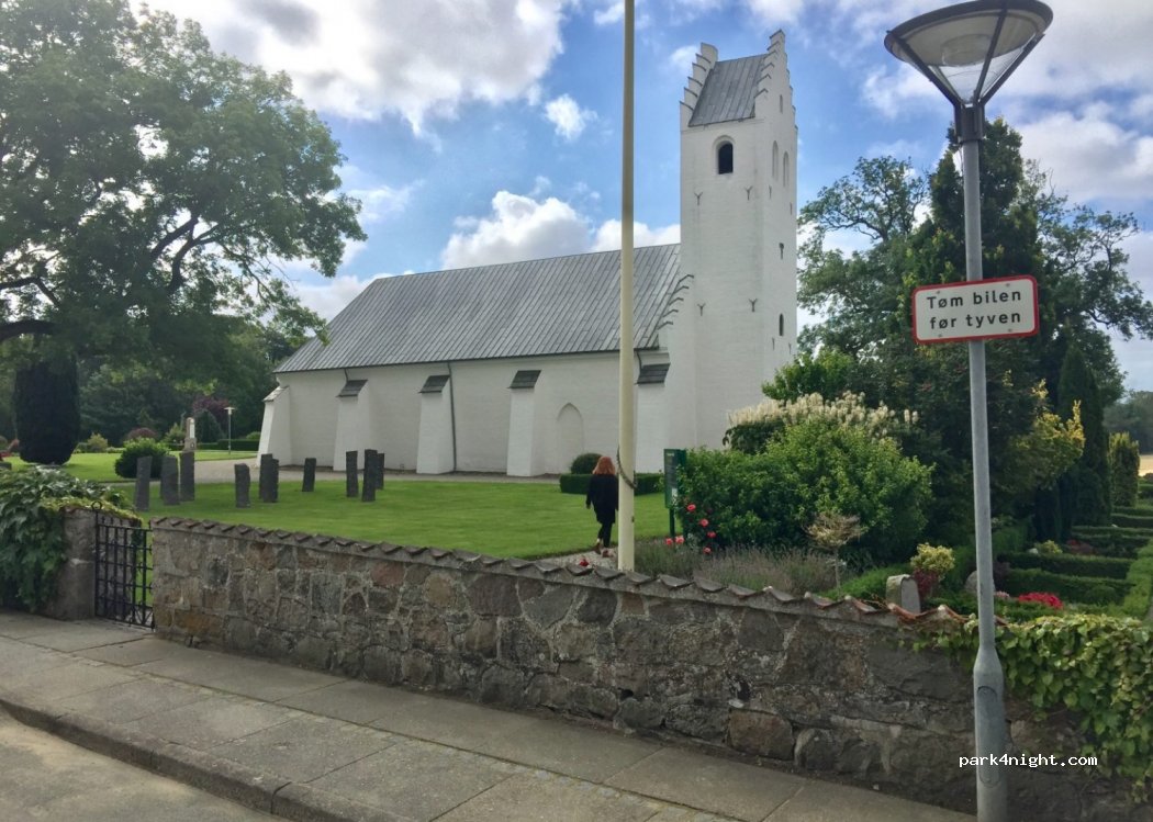 (8410) Rønde - 2 Kirkebakken — foto