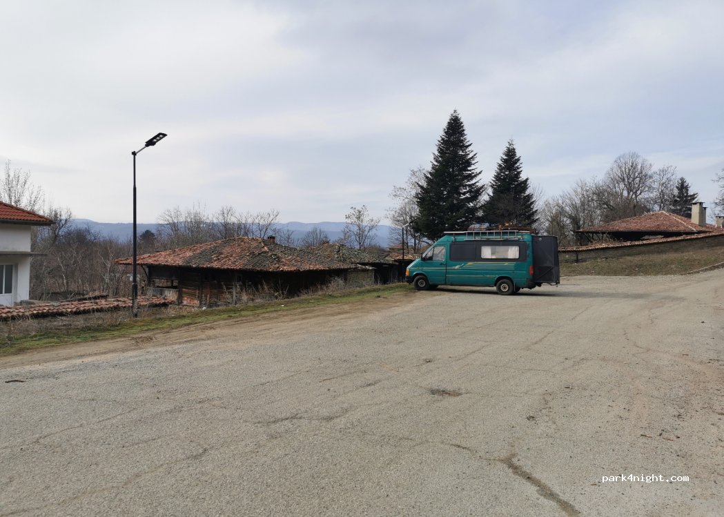 (8988) Zheravna - Unnamed Road — foto