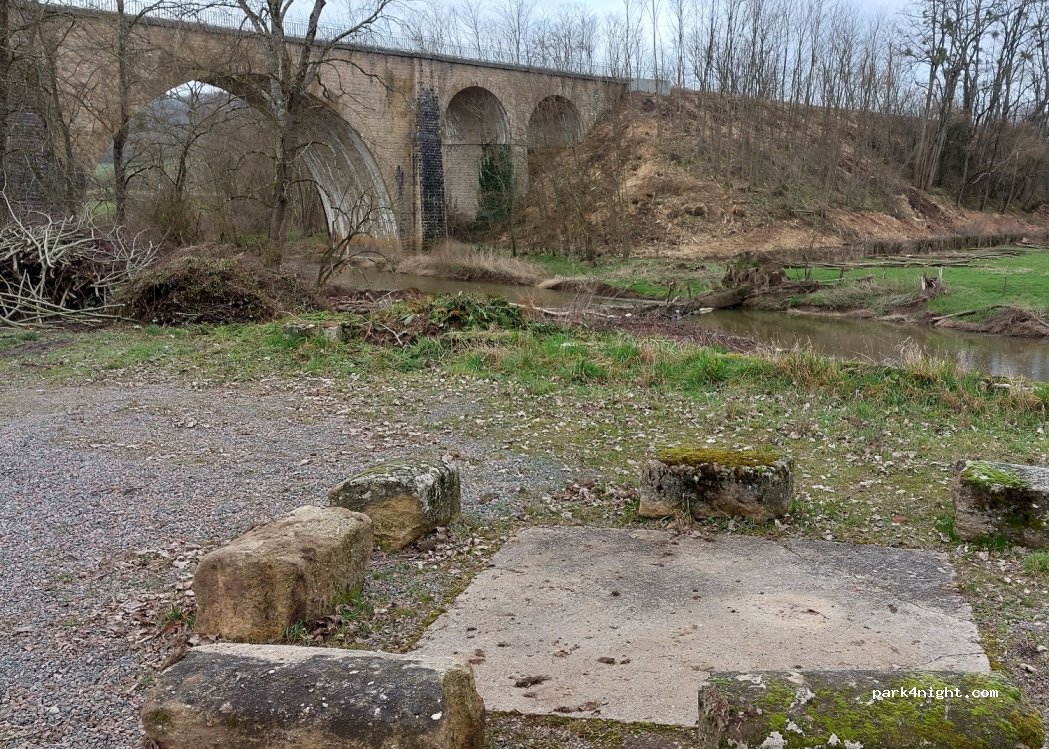 (71120) Lugny-lès-Charolles - D270 — foto