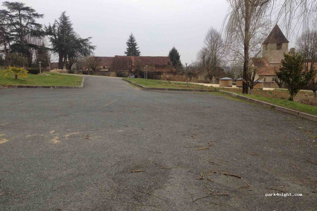 (24800) Nanthiat - Le Bourg — foto