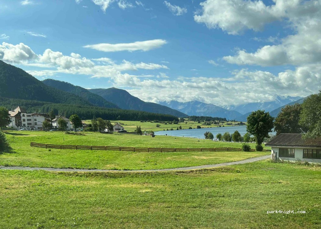 Wohnmobilparkplatz zum See — foto