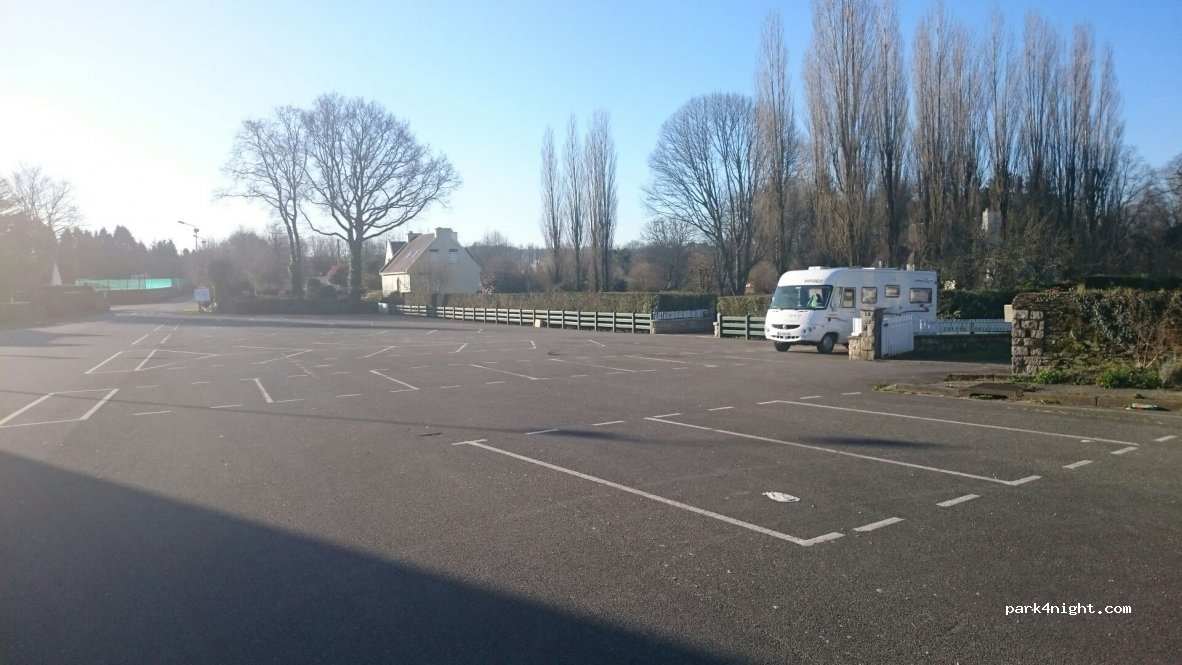 (29540) Spézet - 1-3 Rue du Stade — foto