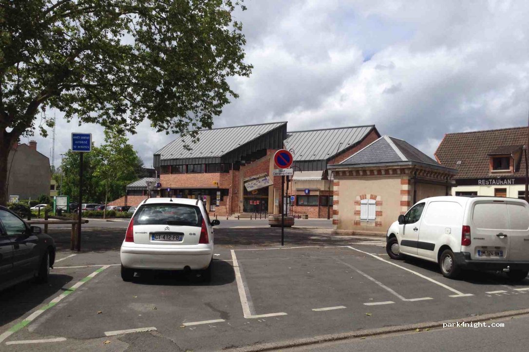 (03000) Moulins - 32 Place Jean Moulin — foto