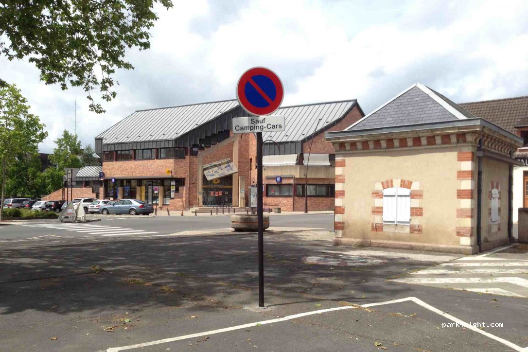 (03000) Moulins - 32 Place Jean Moulin — foto 2