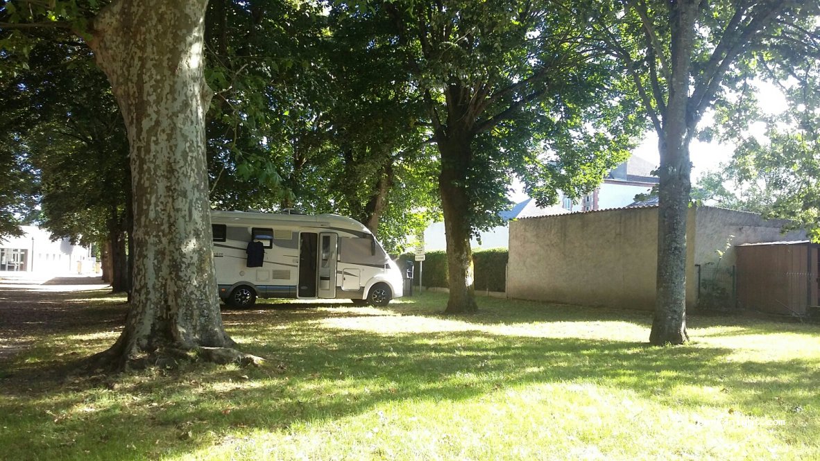 (03340) Neuilly-le-Réal - 4 Place du Champ de Foire — foto