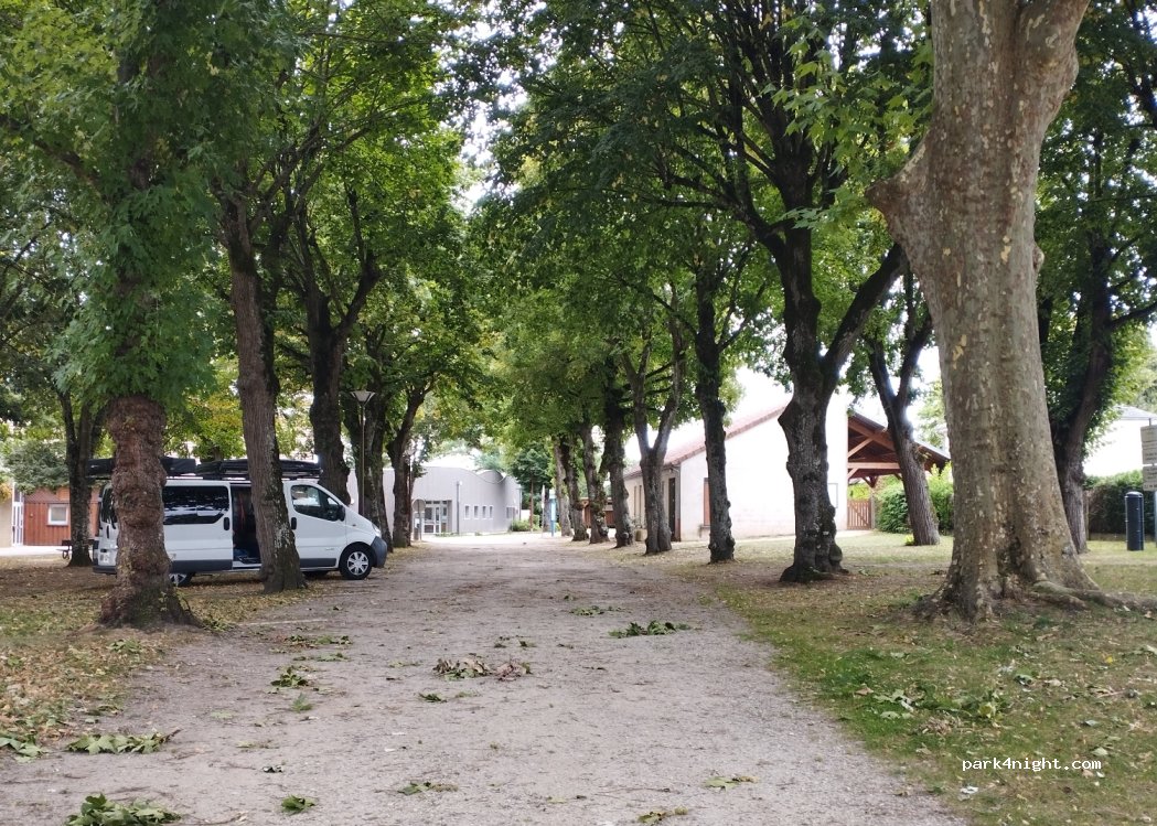 (03340) Neuilly-le-Réal - 4 Place du Champ de Foire — foto 2