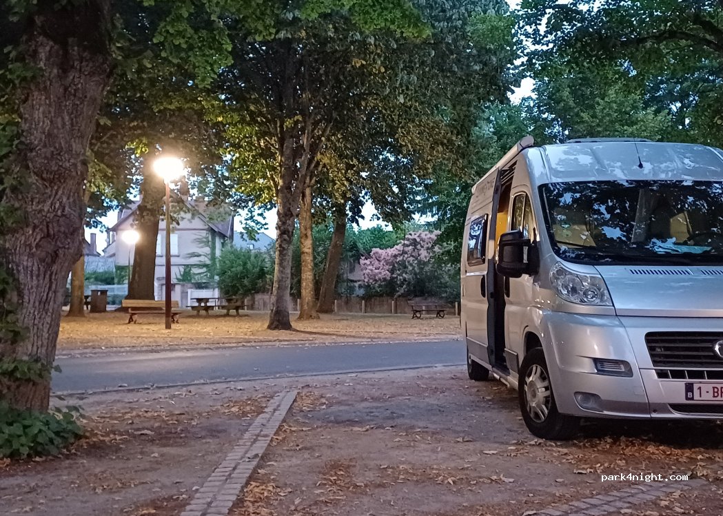 (03340) Neuilly-le-Réal - 4 Place du Champ de Foire — foto 4