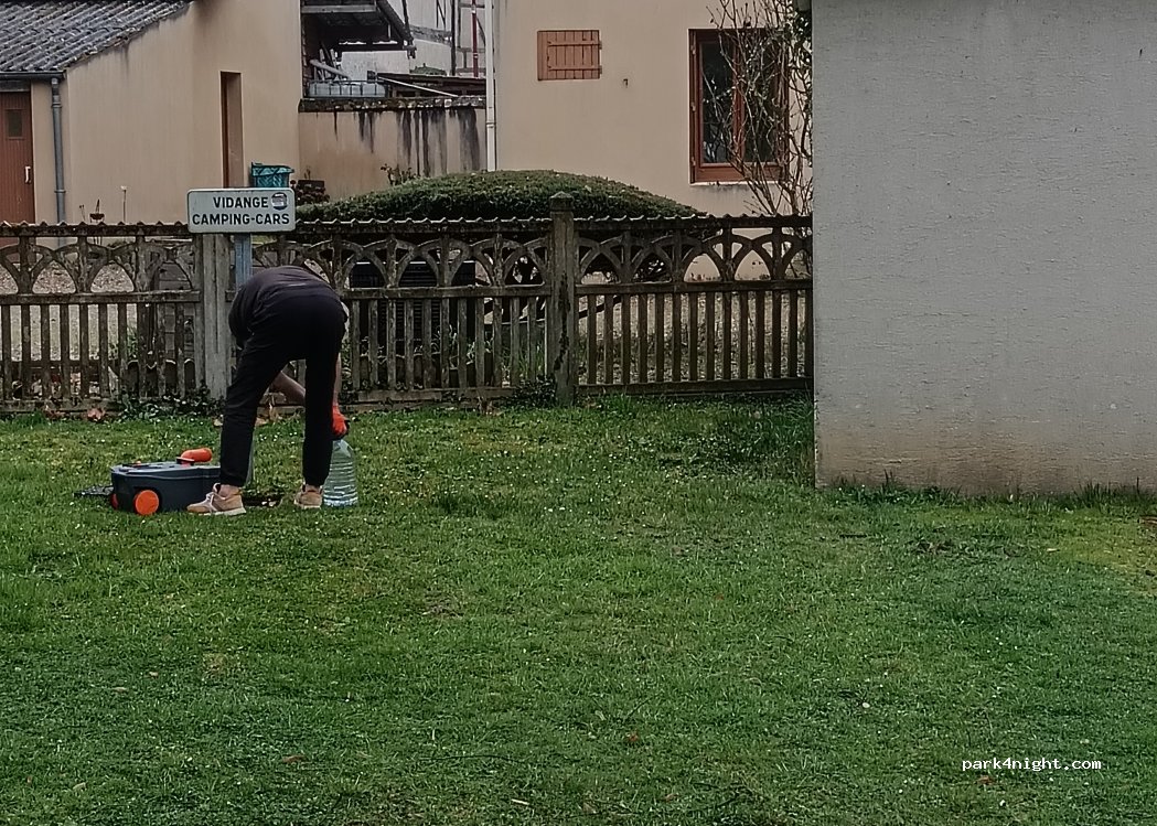 (03340) Neuilly-le-Réal - 4 Place du Champ de Foire — foto 5