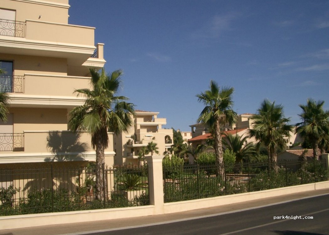 (83400) Hyères - 217 Rue Yann Piat — foto