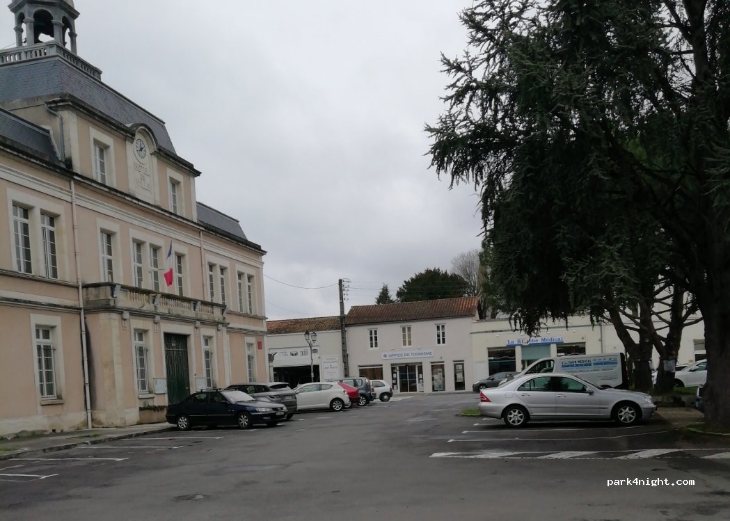 (16110) La Rochefoucauld-en-Angoumois - 1 Place Emile Roux — foto