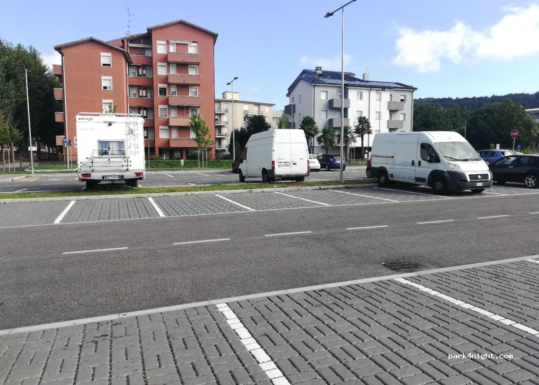 (22100) Como - 48 Via Antonio Giussani — foto 3