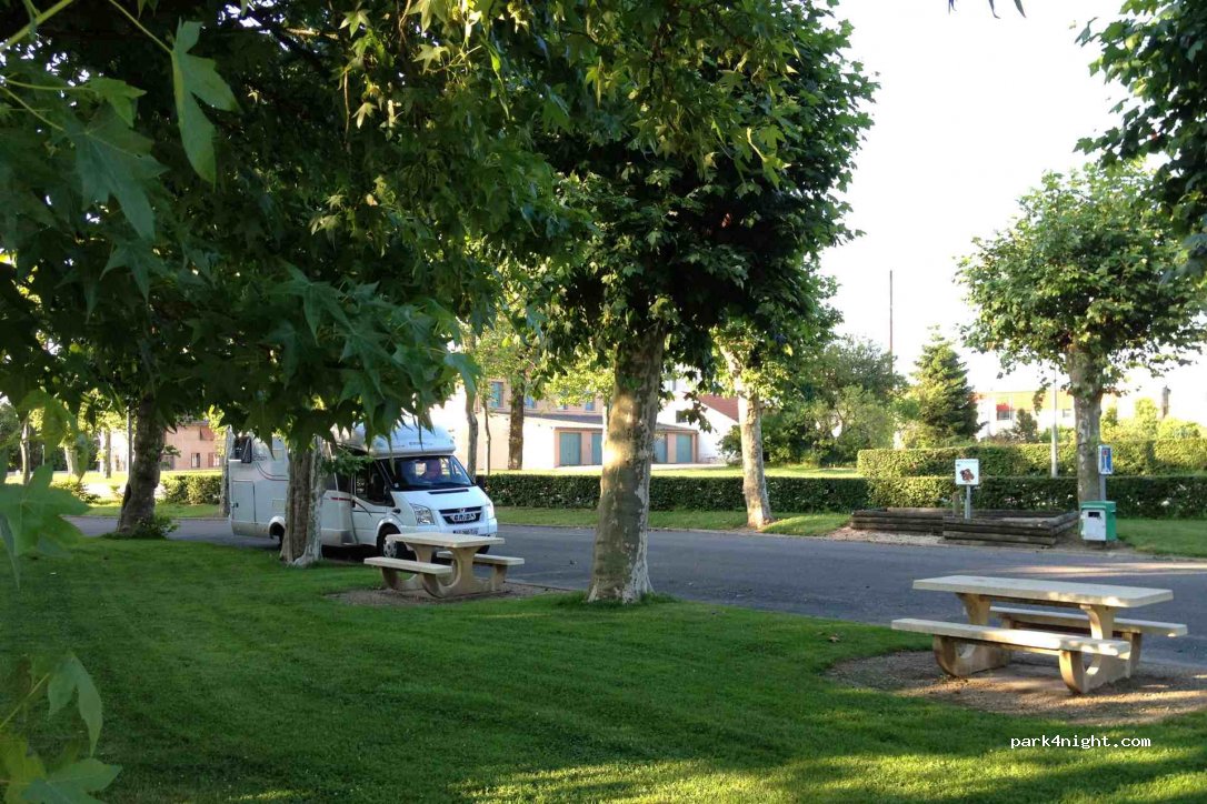 (01560) Saint-Trivier-de-Courtes - Esplanade de la Poste — foto 2