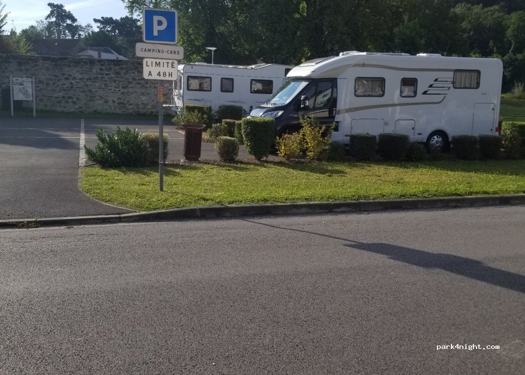 (02860) Bruyères-et-Montbérault - 1-3 Place du Jeu de Paume — foto