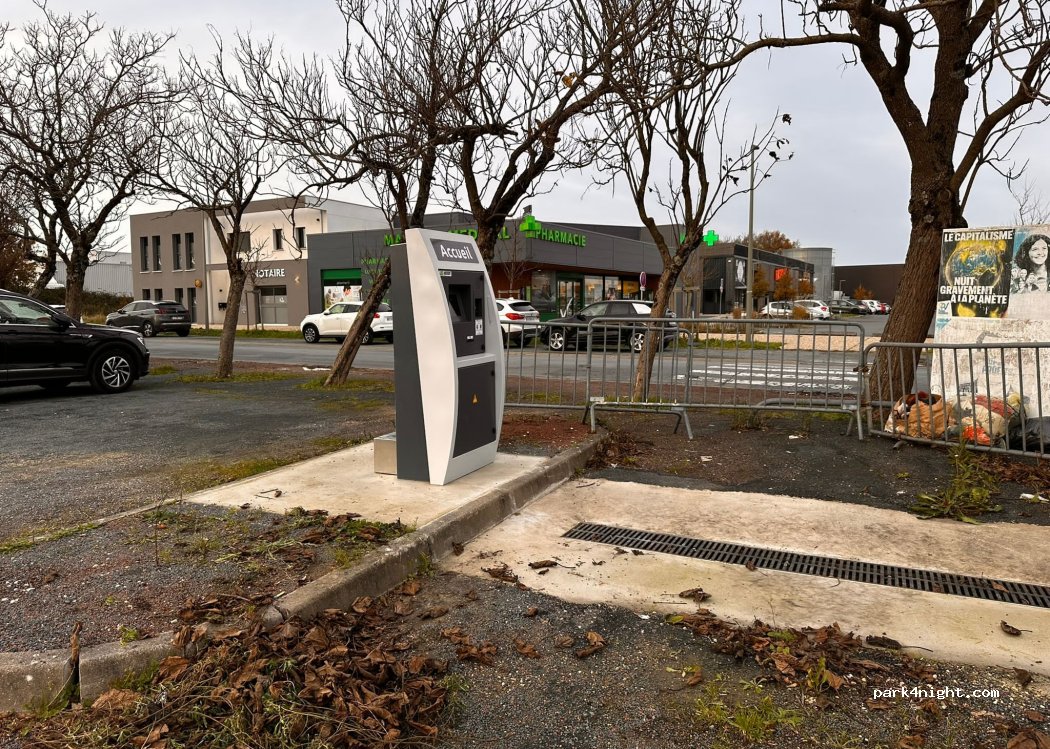 (17320) Marennes - 9-17 Rue Jean Moulin — foto 2