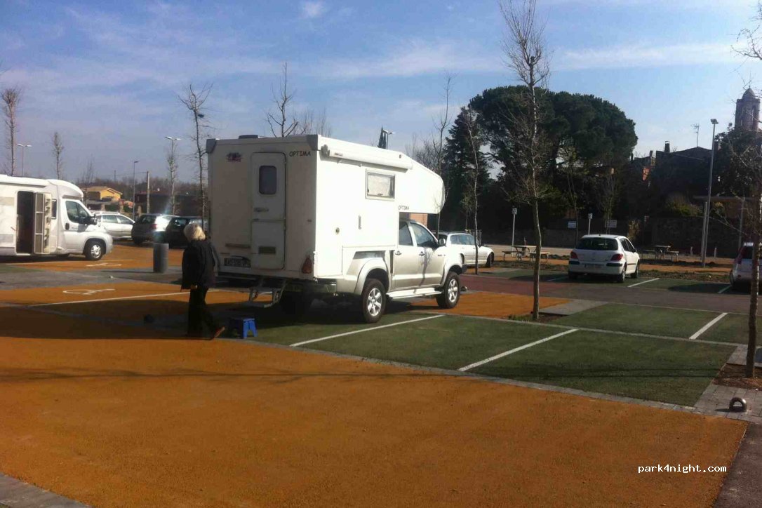 (17120) Púbol - 3 Plaça Constitucio — foto 2
