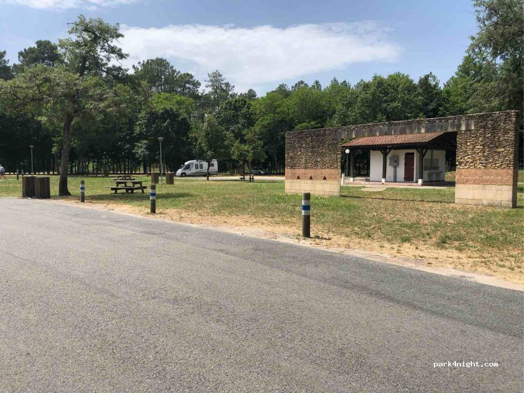 (33840) Captieux - 1 Parc de Rivedieu — foto 2