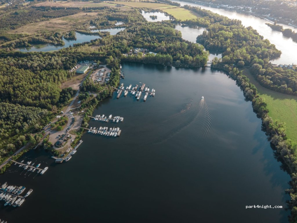 Aire de stationnement au port de plaisance du port de l’ilon — foto