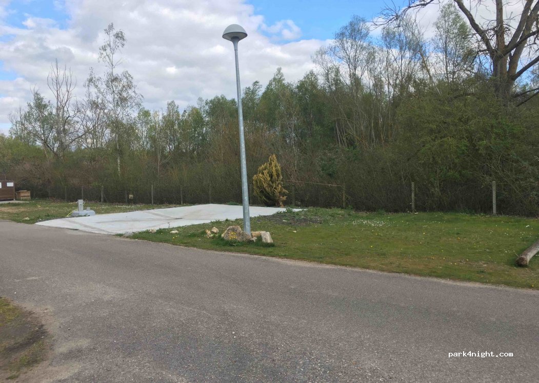 Aire de stationnement au port de plaisance du port de l’ilon — foto 3