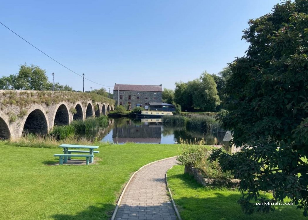 (R95 CY6X) Goresbridge - Main Street — foto