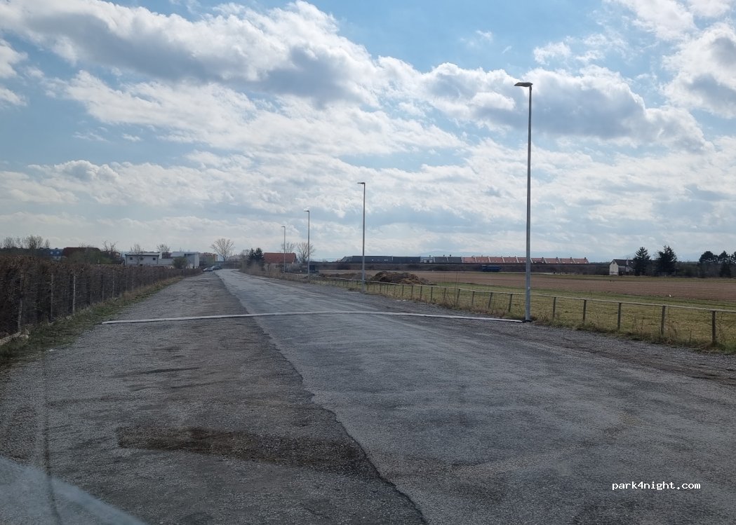 (2700) Wiener Neustadt - 13 Lucie Caroline Reiner-Weg — foto