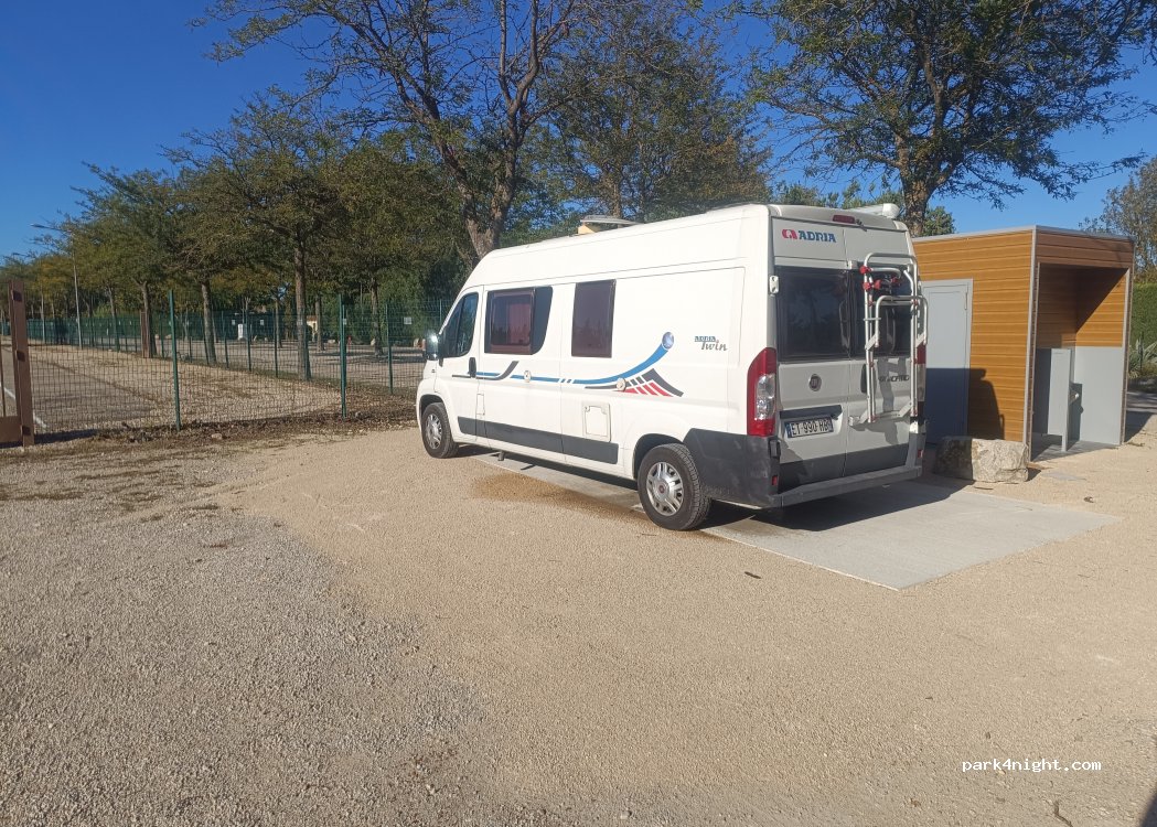 Aire de camping-cars Velleron — foto 4