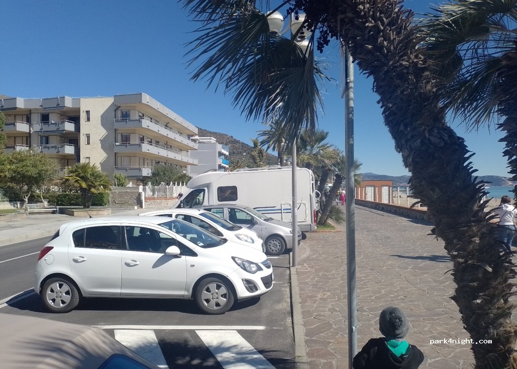 (17023) Ceriale - 96 Lungomare Generale Armando Diaz — foto 3