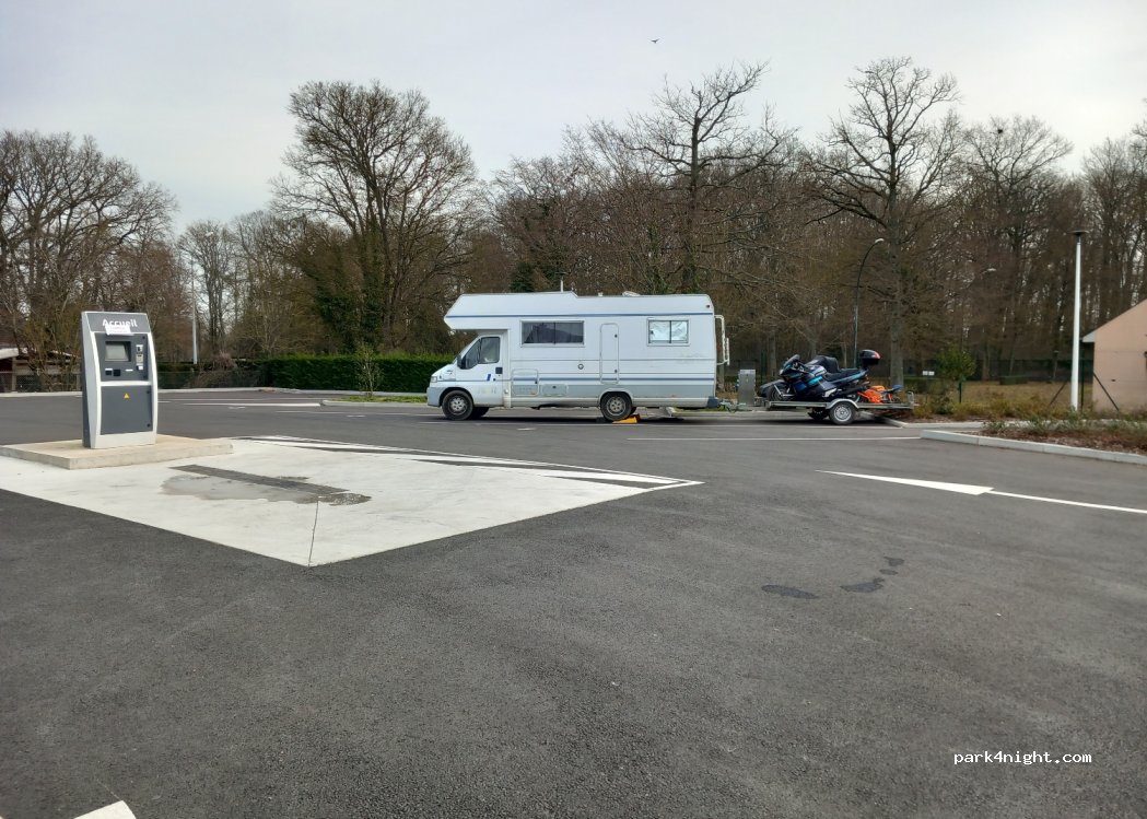 Aire pour camping-cars Bellegarde — foto 3