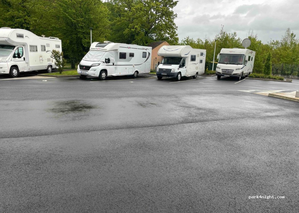 Aire pour camping-cars Bellegarde — foto 4