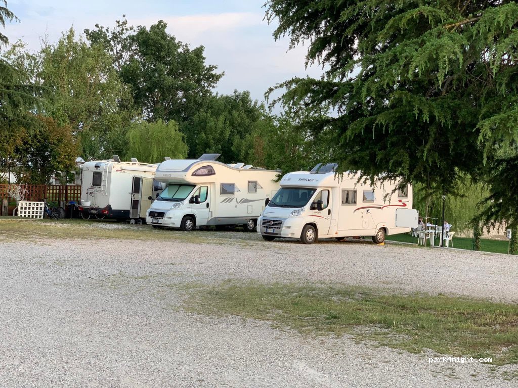 Laghetto New Fantasy | Area Sosta Camper e Pesca — foto