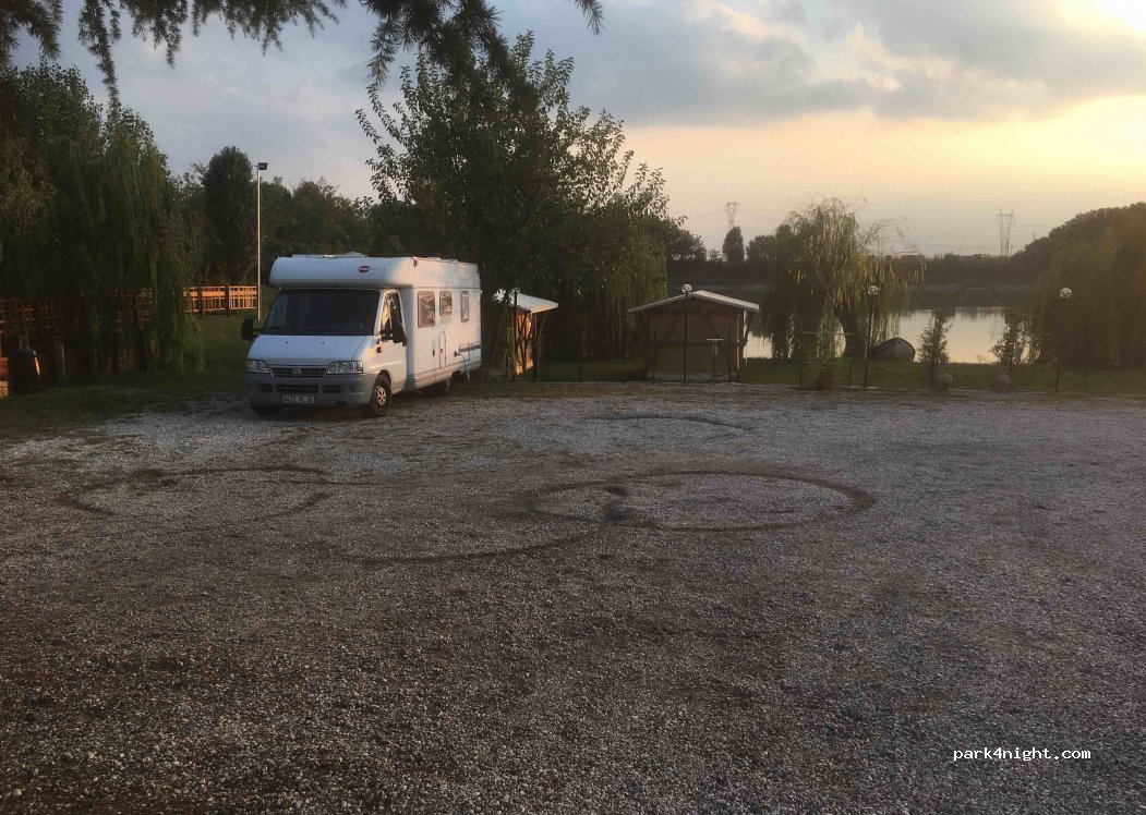 Laghetto New Fantasy | Area Sosta Camper e Pesca — foto 2