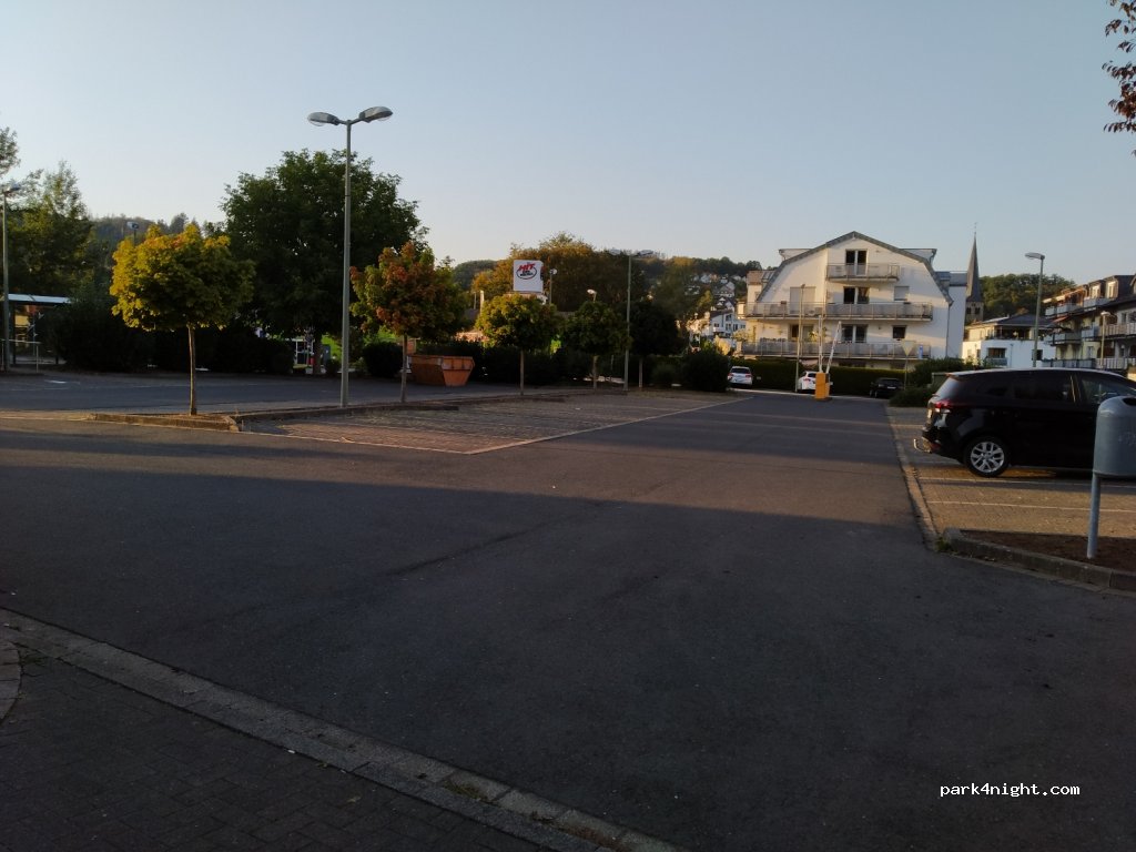 Wohnmobilstellplatz am Freizeitbad Badino in Overath — foto