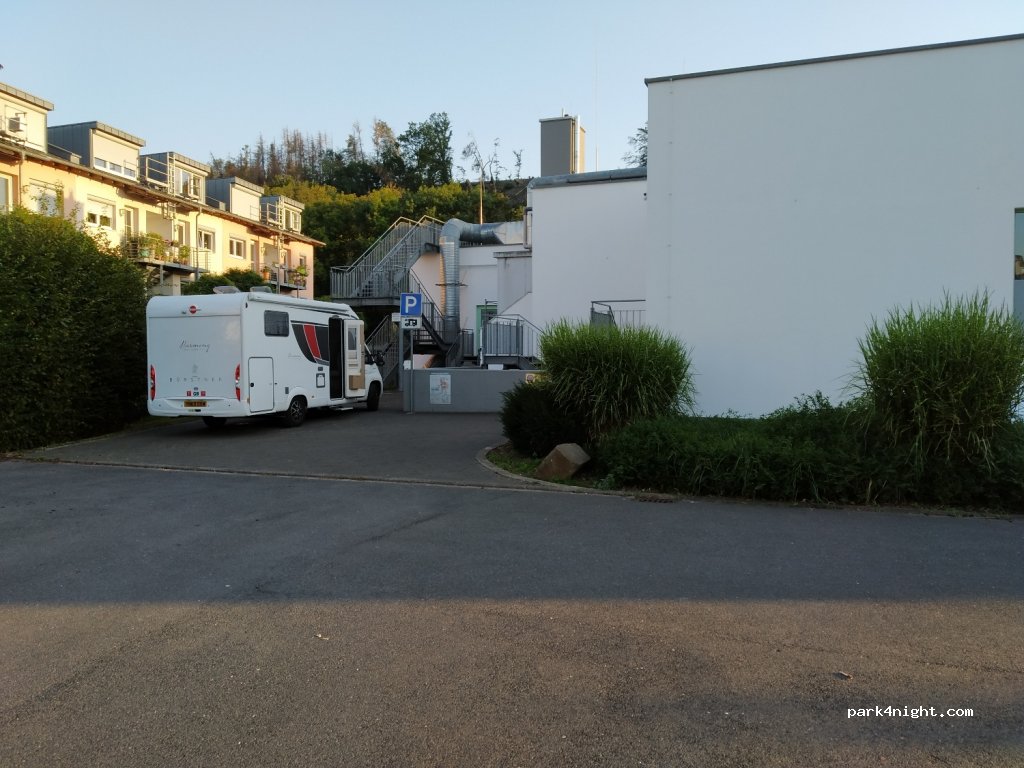 Wohnmobilstellplatz am Freizeitbad Badino in Overath — foto 2