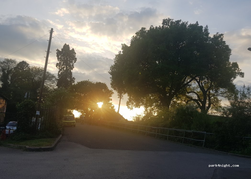 (KT14 6LE) Byfleet - 4 Old Parvis Road — foto