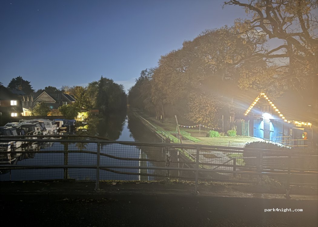 (KT14 6LE) Byfleet - 4 Old Parvis Road — foto 2
