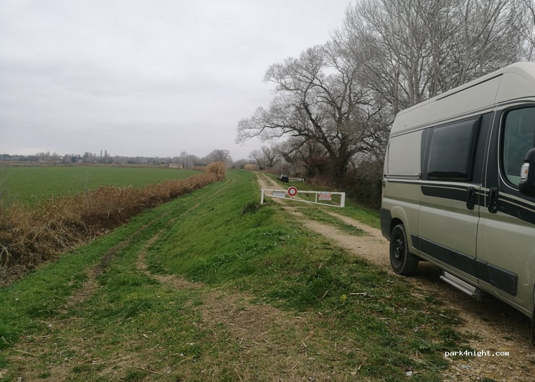 (30800) Saint-Gilles - Route des Iscles — foto 2