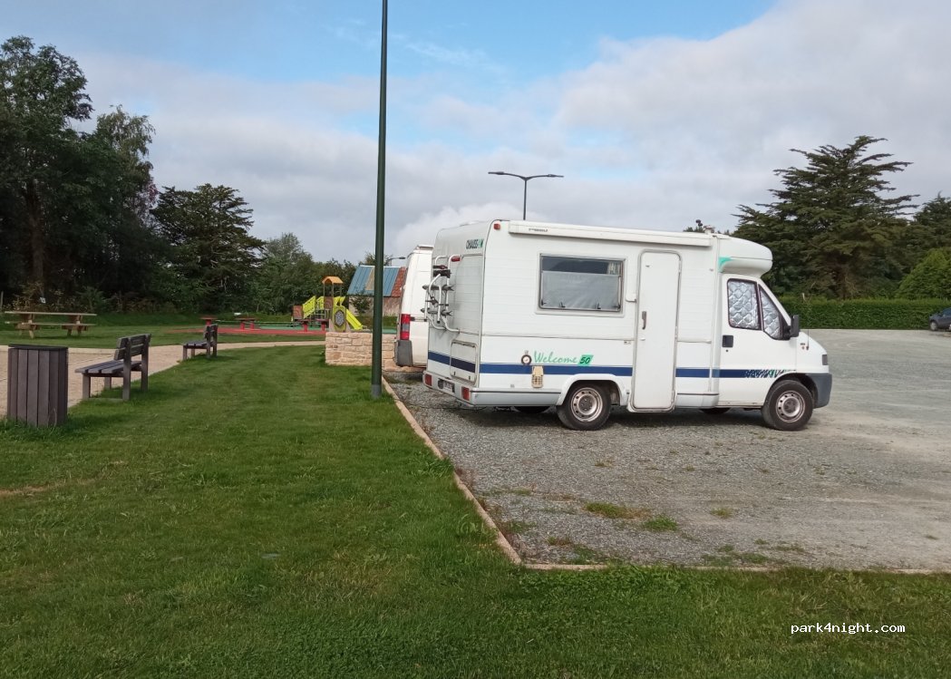 Aire de camping-cars Bolazec — foto 3