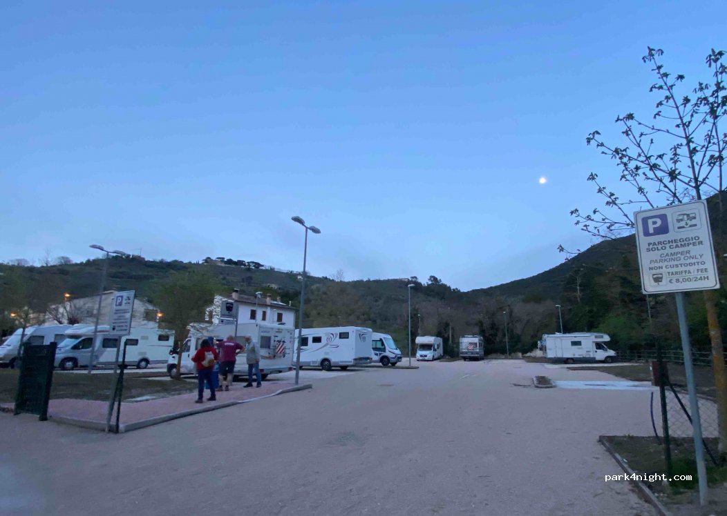 Area Sosta Camper Spoleto — foto