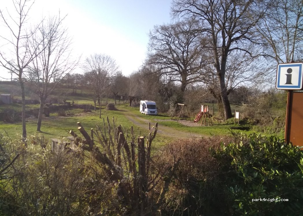 (12620) Castelnau-Pégayrols - 24 Route du Moulinet — foto