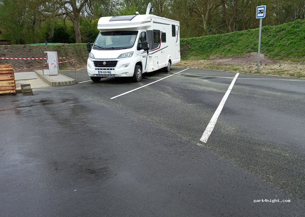Aire de camping-car Losse — foto