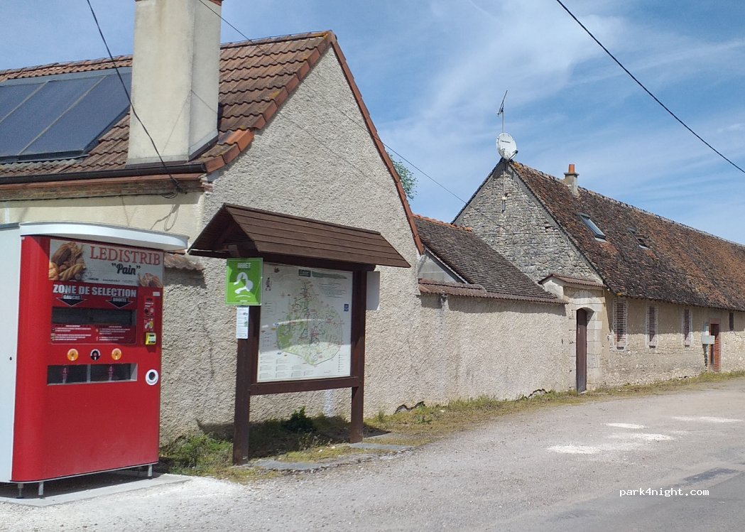 (45290) Pressigny-les-Pins - 5 Place du Bourg — foto 3
