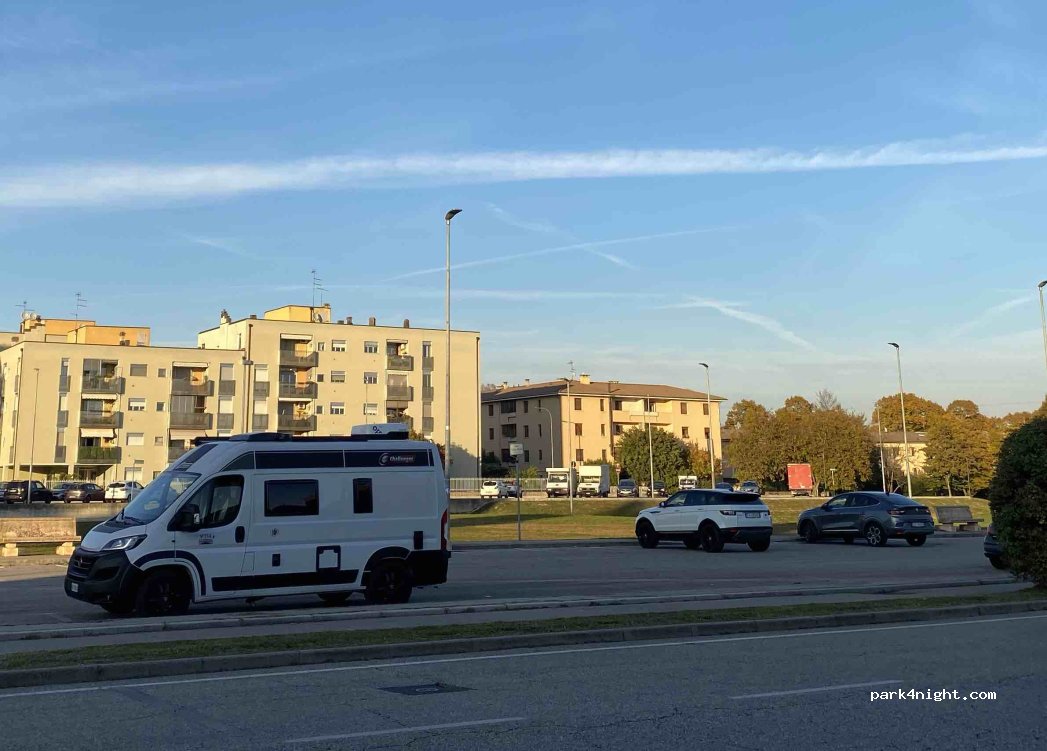 (46100) Mantova - 1-3 Via Benedetto Croce — foto