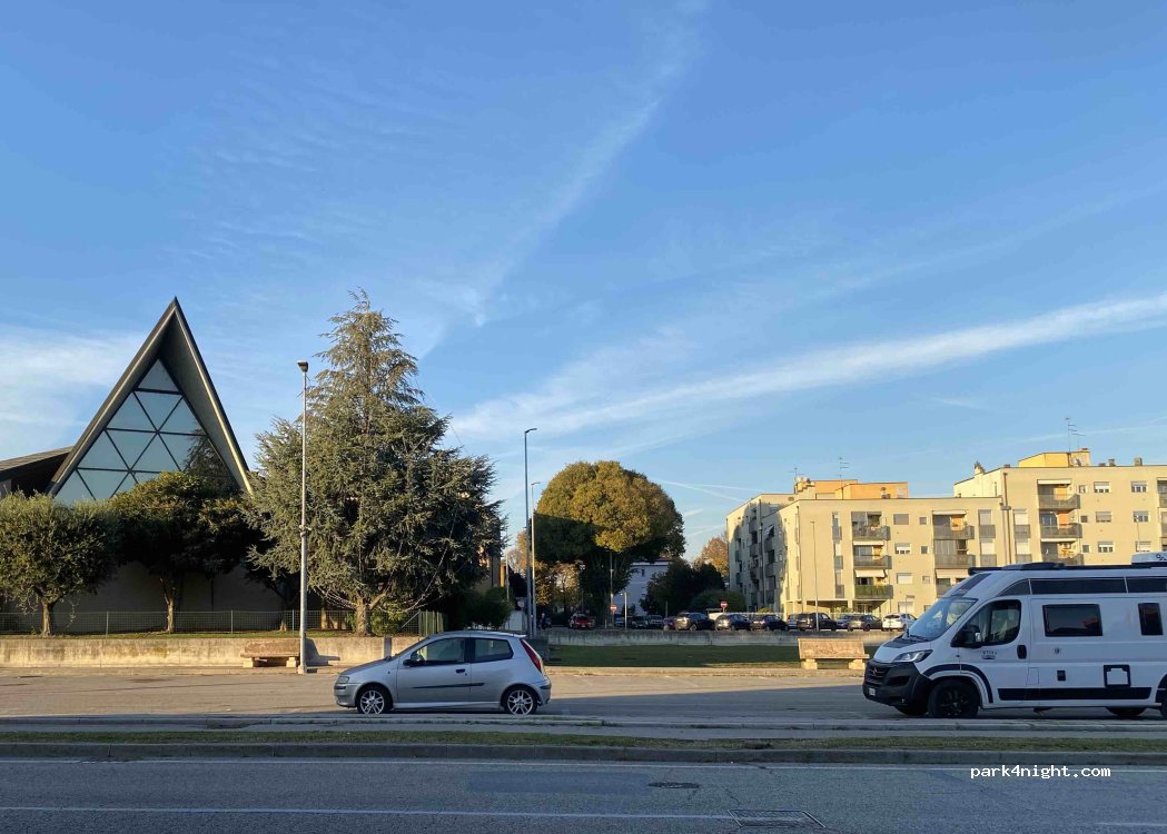 (46100) Mantova - 1-3 Via Benedetto Croce — foto 2