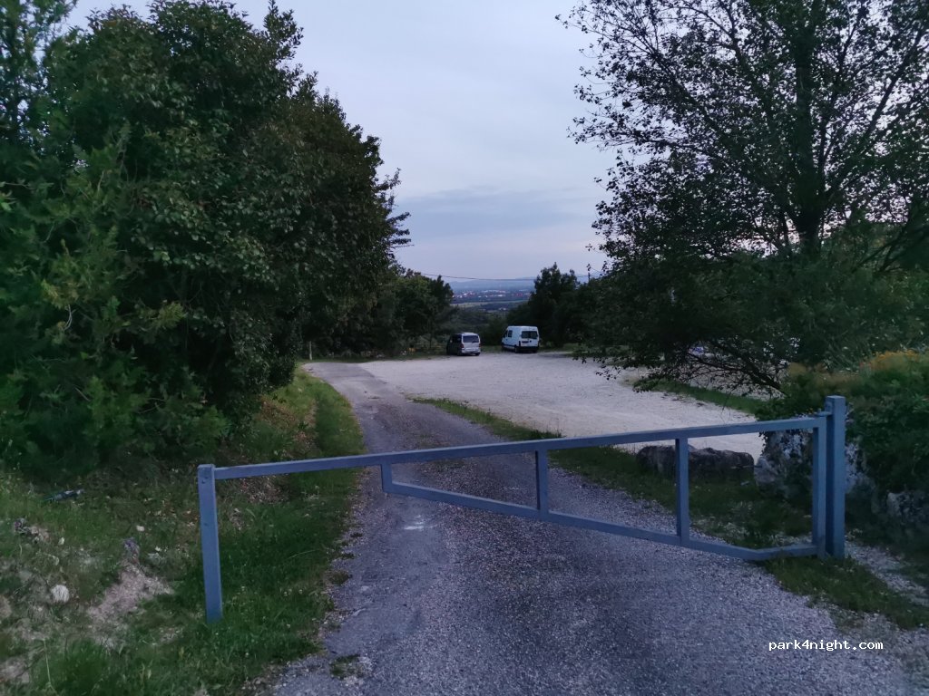 (26700) La Garde-Adhémar - Route du Val des Nymphes — foto 2