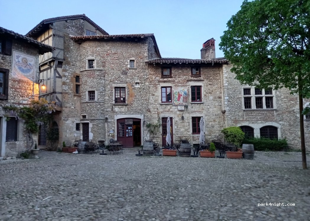(01800) Pérouges - 1406 Route de Trévoux — foto